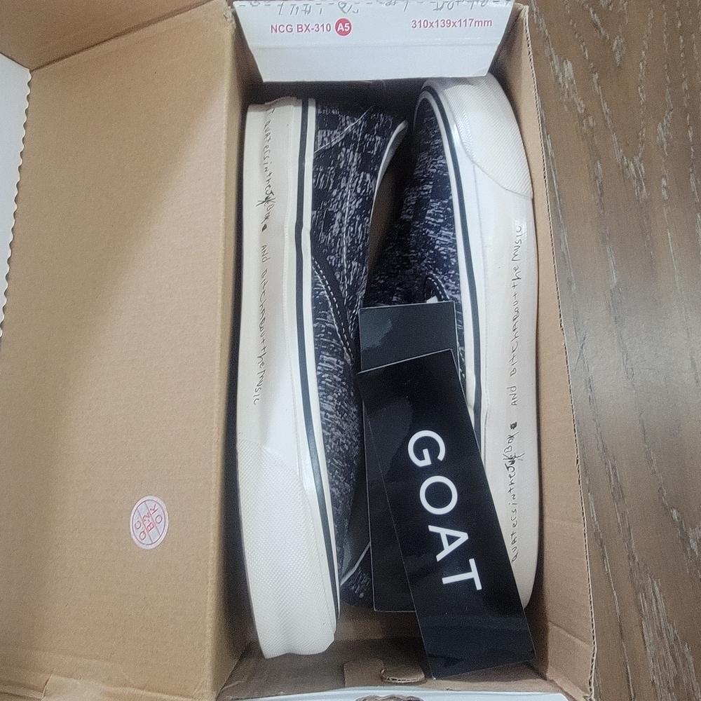 Vans OG Classic slip ons. New in box.Size: 8.5 men/ 10 women.Color: black, white - Picture 9 of 11